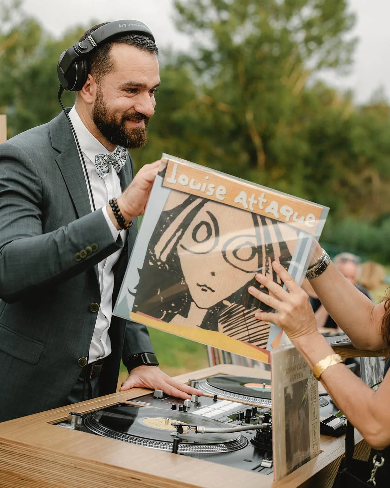 Un vinyle, un souvenir, un sourire.

Le Bar &agrave; Vinyles, c&rsquo;est l&rsquo;animation qui rassemble autour de la musique.

Ici, on laisse les invit&eacute;s choisir un disque, partager un souvenir, une &eacute;motion, une chanson qu&rsquo;ils a