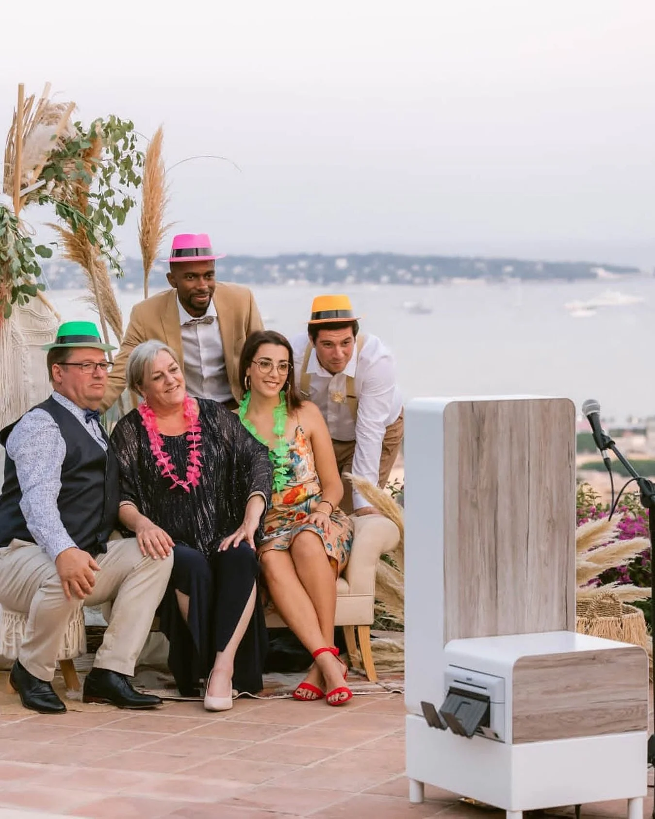 Un sourire, une photo et un souvenir qui reste 📸

Le photobooth, c&rsquo;est l&rsquo;animation qui rassemble toutes les g&eacute;n&eacute;rations.
Entre rires, poses improvis&eacute;es et souvenirs instantan&eacute;s, il cr&eacute;e des moments simp