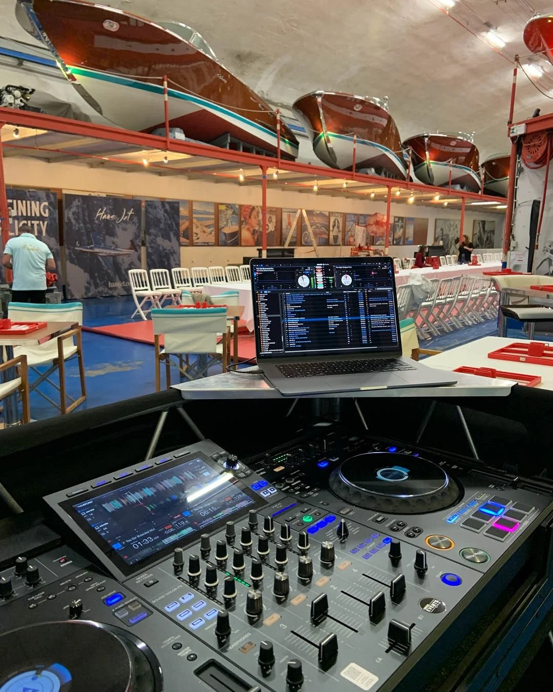 Chez nous, la technique compte autant que la musique. La preuve.

Pour cet &eacute;v&eacute;nement priv&eacute; dans les locaux de la marque @rivayacht &agrave; Monaco, on n&rsquo;&eacute;tait pas derri&egrave;re les platines, mais derri&egrave;re l&