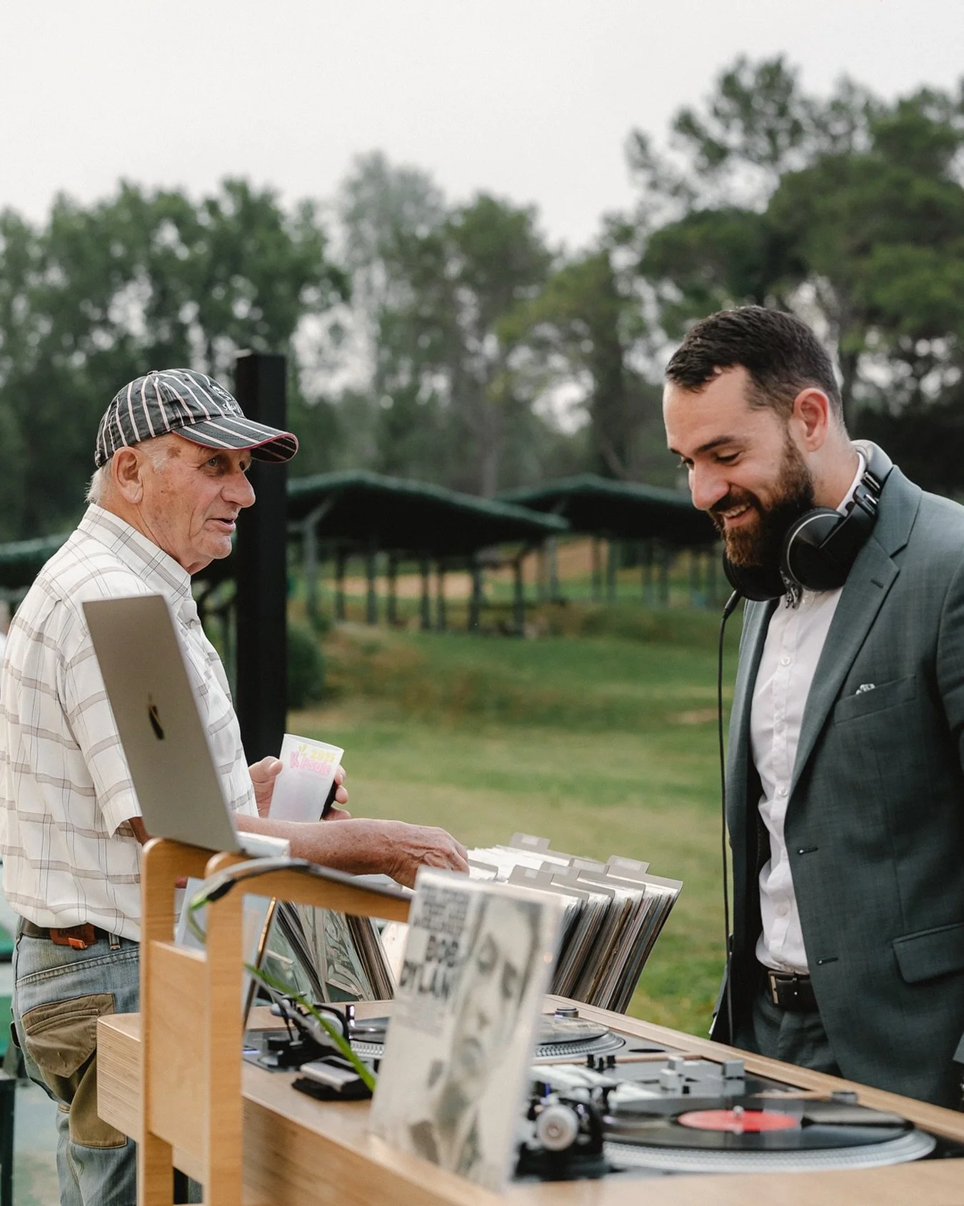 Ces moments-l&agrave;, je les adore 🎶

Un invit&eacute; qui s&rsquo;approche du bar &agrave; vinyles, les yeux qui s&rsquo;allument en reconnaissant un album. 

Une chanson qui remonte, un souvenir qui surgit et une conversation qui s&rsquo;engage, 