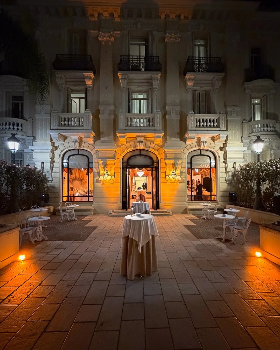 Une salle comme celle-l&agrave;, &ccedil;a ne s&rsquo;habille pas n&rsquo;importe comment ✨

&Agrave; l&rsquo;@hotelhermitagemc, pour un cocktail dinatoire organis&eacute; autour de la marque @laboratoirerevitacareofficial, on a cr&eacute;&eacute; un
