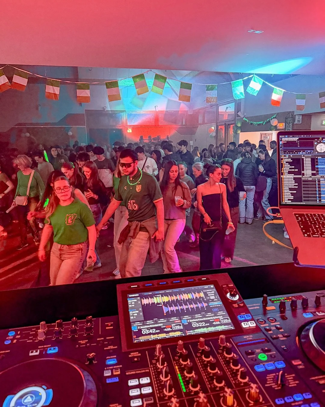 La Saint-Patrick &agrave; 1050m d&rsquo;altitude, &ccedil;a ne ressemble &agrave; rien d&rsquo;autre ☘️

@mediathequev06420 habill&eacute;e aux couleurs irlandaises, une salle pleine &agrave; craquer et un dancefloor qui a tenu jusqu&rsquo;au bout de