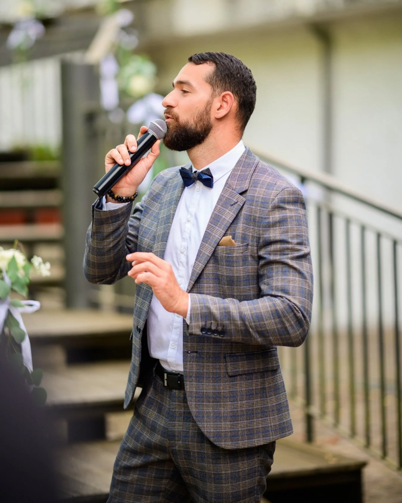 Un DJ et un animateur, ce n&rsquo;est pas le m&ecirc;me m&eacute;tier 🎤

Le DJ g&egrave;re la musique.
Il lit la salle, encha&icirc;ne les morceaux et cr&eacute;e l&rsquo;&eacute;nergie sonore de votre soir&eacute;e.

L&rsquo;animateur, lui, prend l