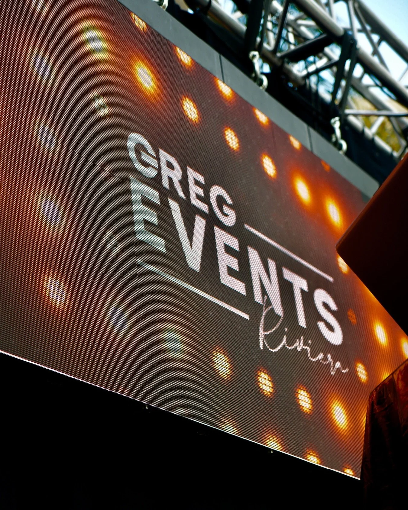 Ce que vos invit&eacute;s voient en entrant donne le ton ✨

Des photos qui d&eacute;filent ou encore un logo d&rsquo;entreprise qui s&rsquo;anime... 
L&rsquo;&eacute;cran LED cr&eacute;e une ambiance visuelle adapt&eacute;e &agrave; l&rsquo;&eacute;v