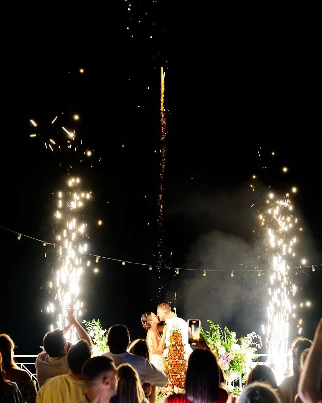 Il y a des moments dans une soir&eacute;e o&ugrave; tout le monde retient son souffle. ✨

Les lumi&egrave;res baissent. Quelque chose commence.
Et d&rsquo;un coup, la salle r&eacute;agit d&rsquo;une seule voix.

C&rsquo;est &ccedil;a, la pyrotechnie 