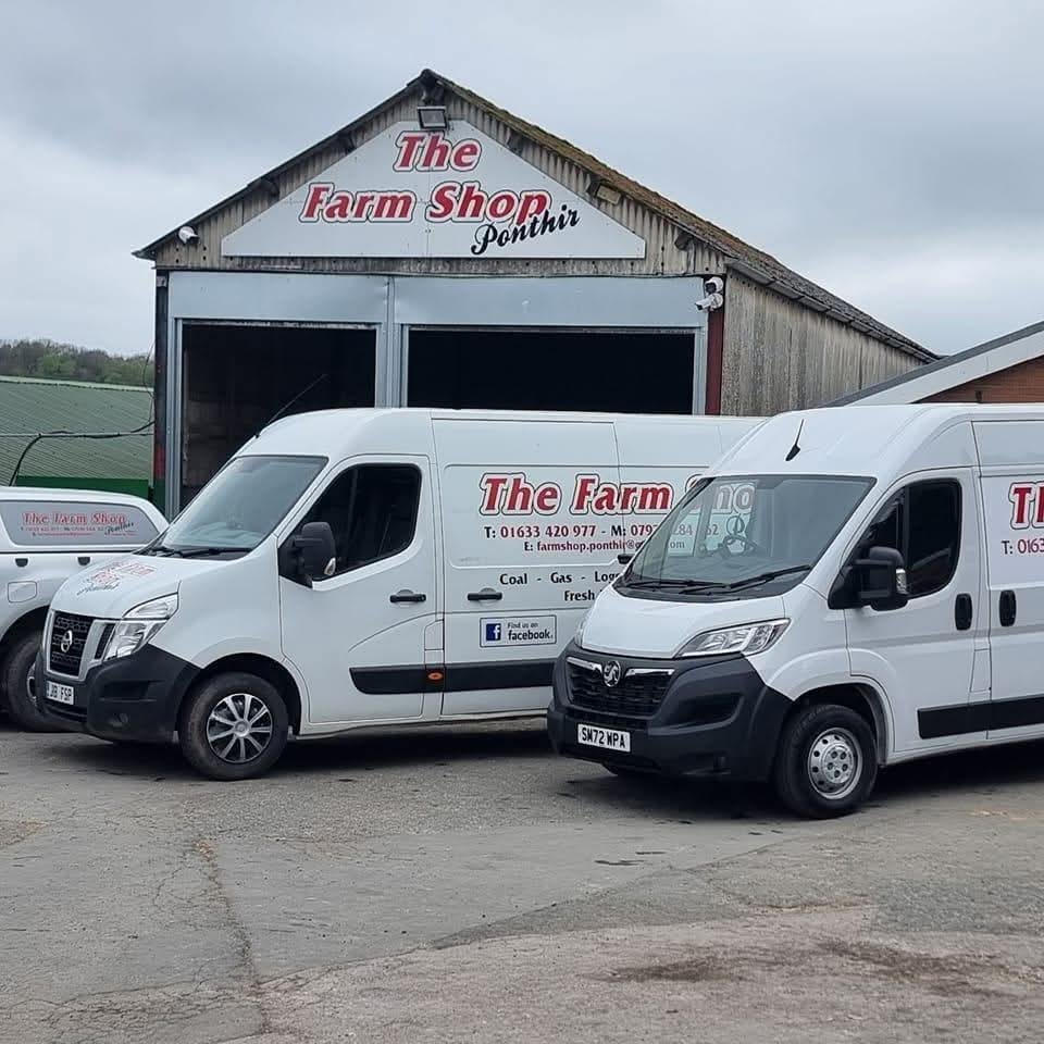 When your delivery game is as strong as your hay game. 🚚🌾 Shoutout to our fabulous stockist 45 year old family business @thefarmshopponthir for making sure no animal goes to bed on an empty stomach (or a lumpy bed)! 

Tag a friend who&rsquo;d love 