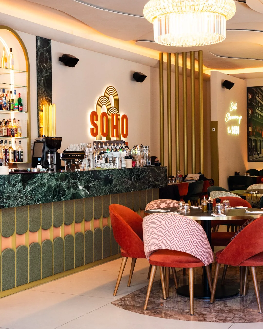 Soho, restaurant et bistrot chic en plein centre-ville de Nice qui propose en service continu pour le petit-déjeuner, le déjeuner, le goûter, l'apero et le dîner (bar) une cuisine aux saveurs du monde, un happy hour et des cocktails créatifs . 