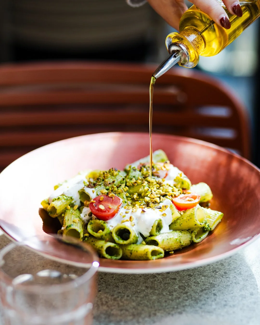 Soho, restaurant et bistrot chic en plein centre-ville de Nice qui propose en service continu pour le petit-déjeuner, le déjeuner, le goûter, l'apero et le dîner une cuisine aux saveurs du monde, un happy hour et des cocktails créatifs . 