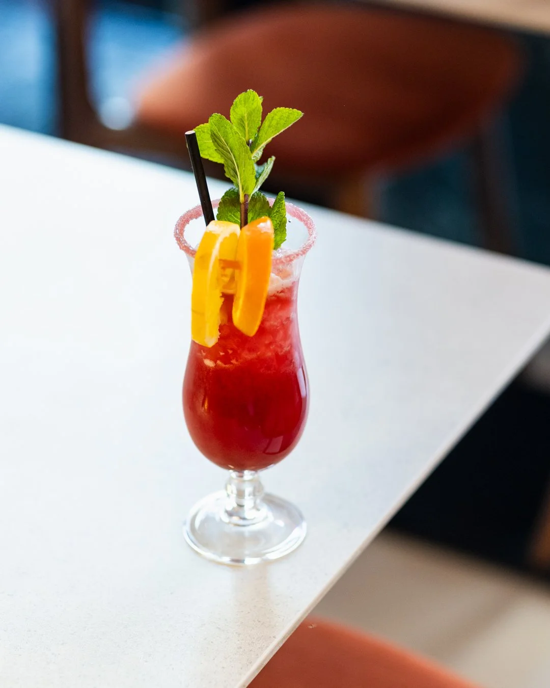 Soho, restaurant et bistrot chic en plein centre-ville de Nice qui propose en service continu pour le petit-déjeuner, le déjeuner, le goûter, l'apero et le dîner, une cuisine aux saveurs du monde, un happy hour et des cocktails créatifs . 