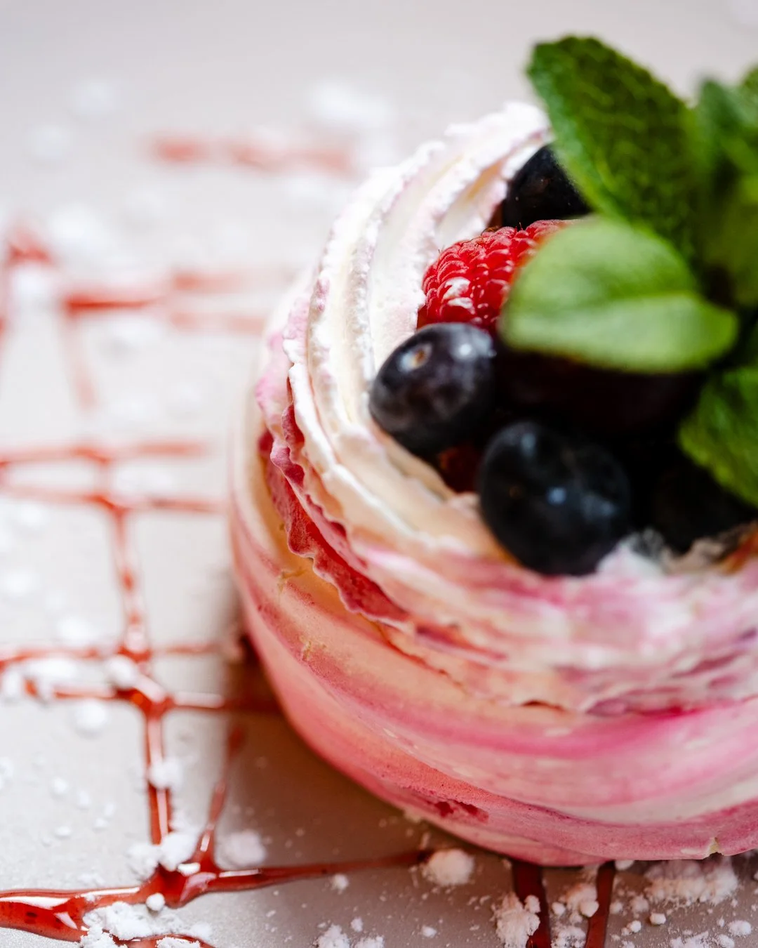 Soho, restaurant et bistrot chic en plein centre-ville de Nice qui propose en service continu pour le petit-déjeuner, le déjeuner, le goûter, l'apero et le dîner (pavlova), une cuisine aux saveurs du monde, un happy hour et des cocktails créatifs . 