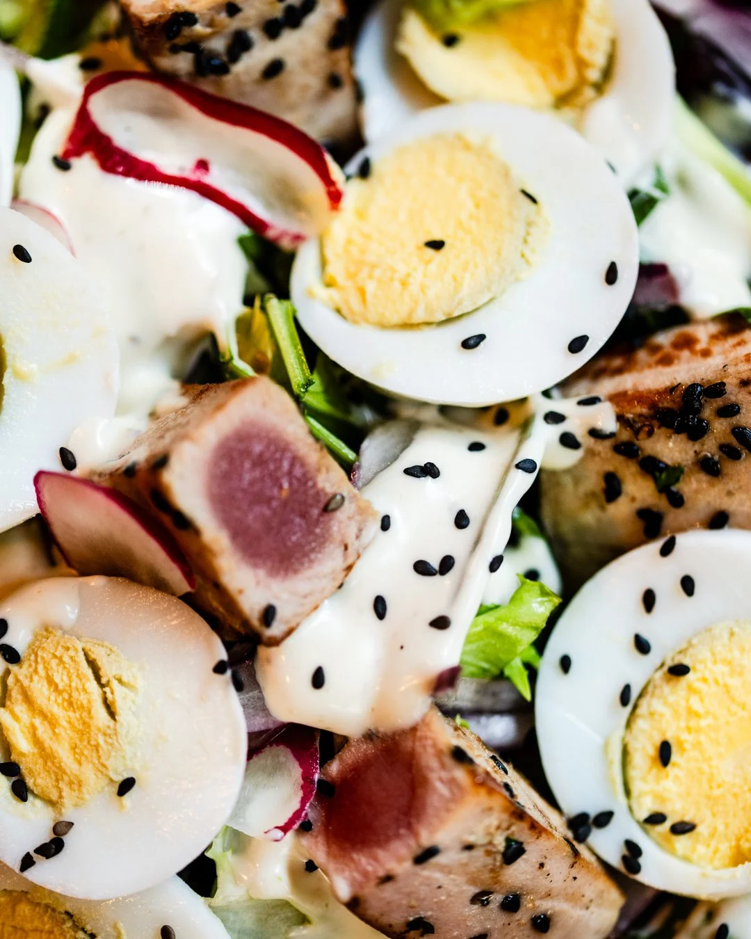 Soho, restaurant et bistrot chic en plein centre-ville de Nice qui propose en service continu pour le petit-déjeuner, le déjeuner, le goûter, l'apero et le dîner, une cuisine aux saveurs du monde, un happy hour et des cocktails créatifs . 