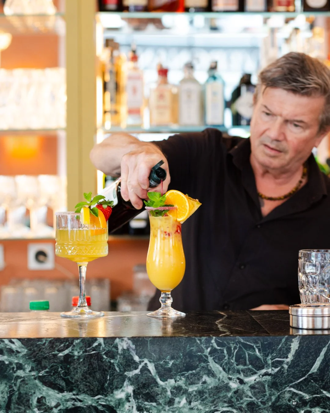 Soho, restaurant et bistrot chic en plein centre-ville de Nice qui propose en service continu pour le petit-déjeuner, le déjeuner, le goûter, l'apero et le dîner, une cuisine aux saveurs du monde, un happy hour et des cocktails créatifs . 