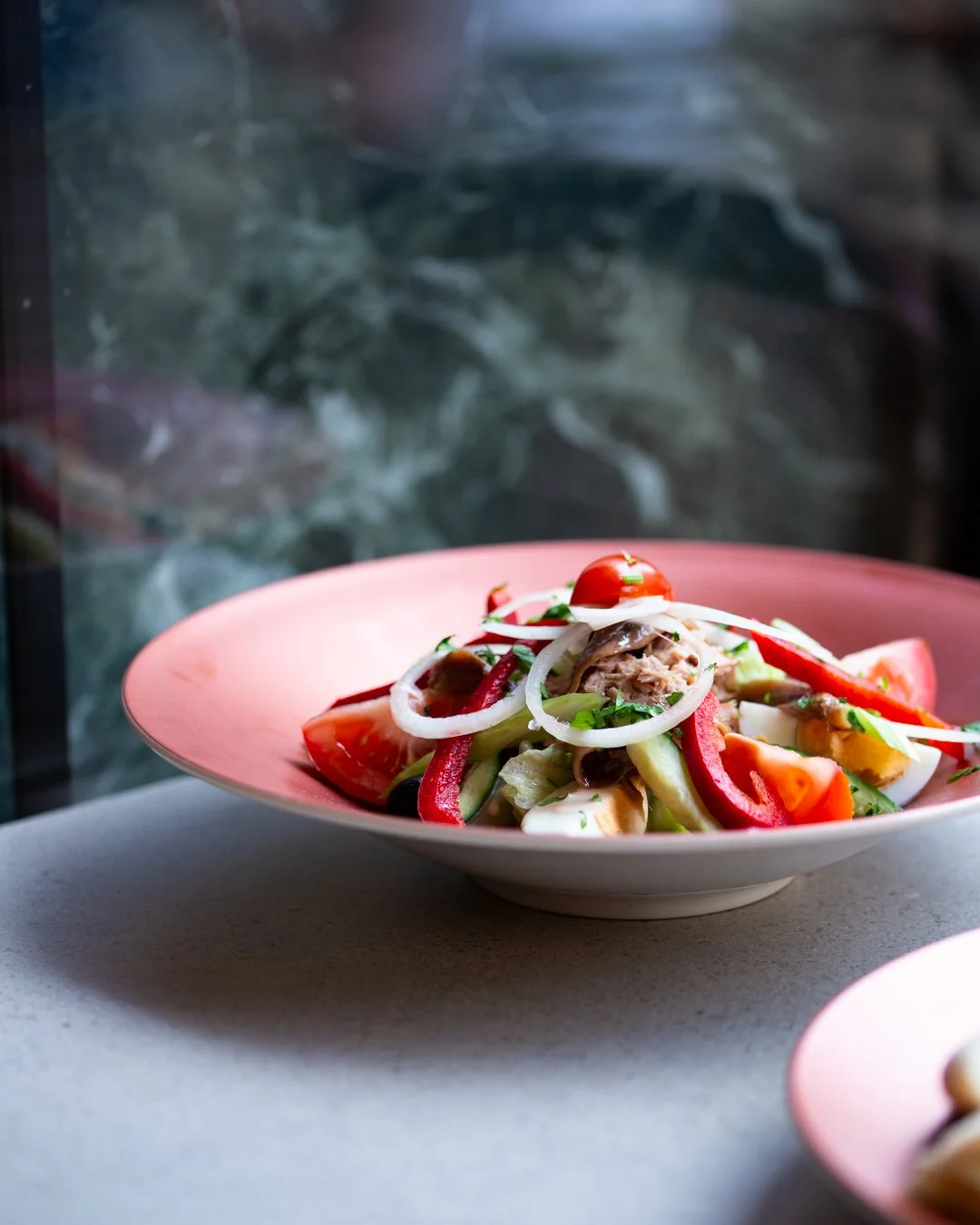 Soho, restaurant et bistrot chic en plein centre-ville de Nice qui propose en service continu pour le petit-déjeuner, le déjeuner, le goûter, l'apero et le dîner, une cuisine aux saveurs du monde, un happy hour et des cocktails créatifs . 