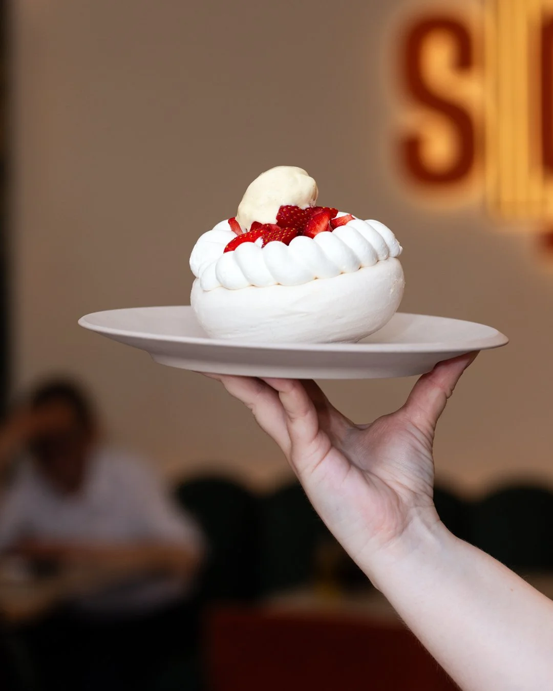 Soho, restaurant et bistrot chic en plein centre-ville de Nice qui propose en service continu pour le petit-déjeuner, le déjeuner, le goûter, l'apero et le dîner, une cuisine aux saveurs du monde, un happy hour et des cocktails créatifs . 