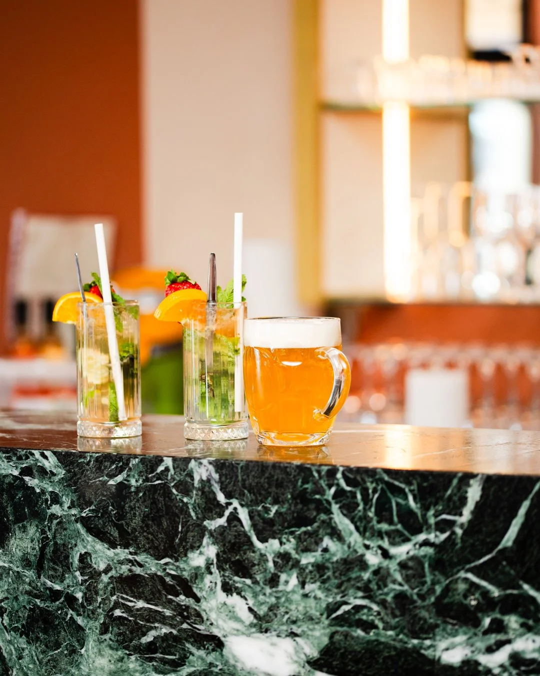 Soho, restaurant et bistrot chic en plein centre-ville de Nice qui propose en service continu pour le petit-déjeuner, le déjeuner, le goûter, l'apero et le dîner, une cuisine aux saveurs du monde, un happy hour et des cocktails créatifs . 