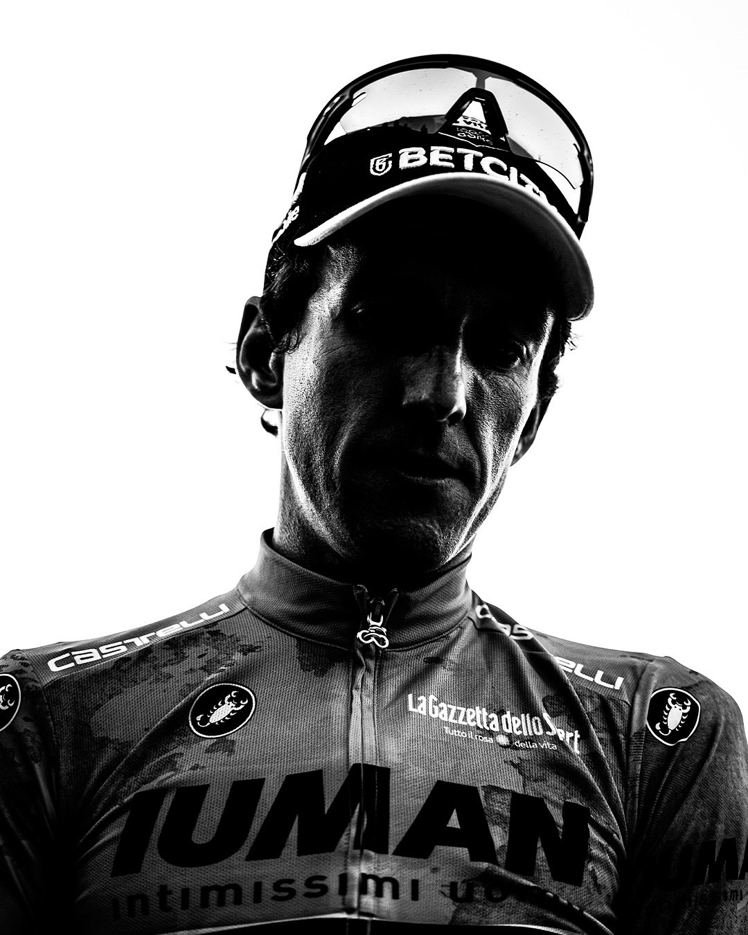 Oggi si conclude un viaggio lungo quasi un mese, passato a rincorrere pazzi che sfrecciano su due ruote da un capo all&rsquo;altro dell&rsquo;Italia. 🚴&zwj;♂️🇮🇹

Grazie di cuore a @mirrormedia.art per avermi dato questa opportunit&agrave; e, sopra