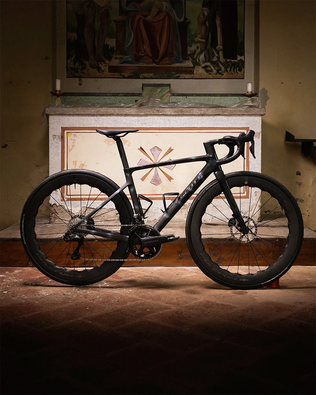 Tra Sacro e Profano 

Ad halloween ho avuto la brillante idea di chiudermi dentro una chiesa abbandonata con @asjagranata per scattare il suo nuovo bolide