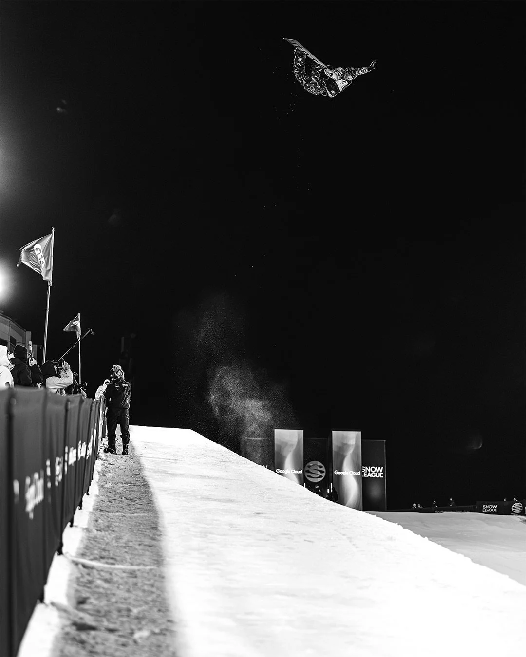 casualmente passavo per lo @snowparklaax durante @thesnowleague allora ho deciso di sparare due foto per gli amici di @cravesnowboarding 

🤘🏻🏴&zwj;☠️
