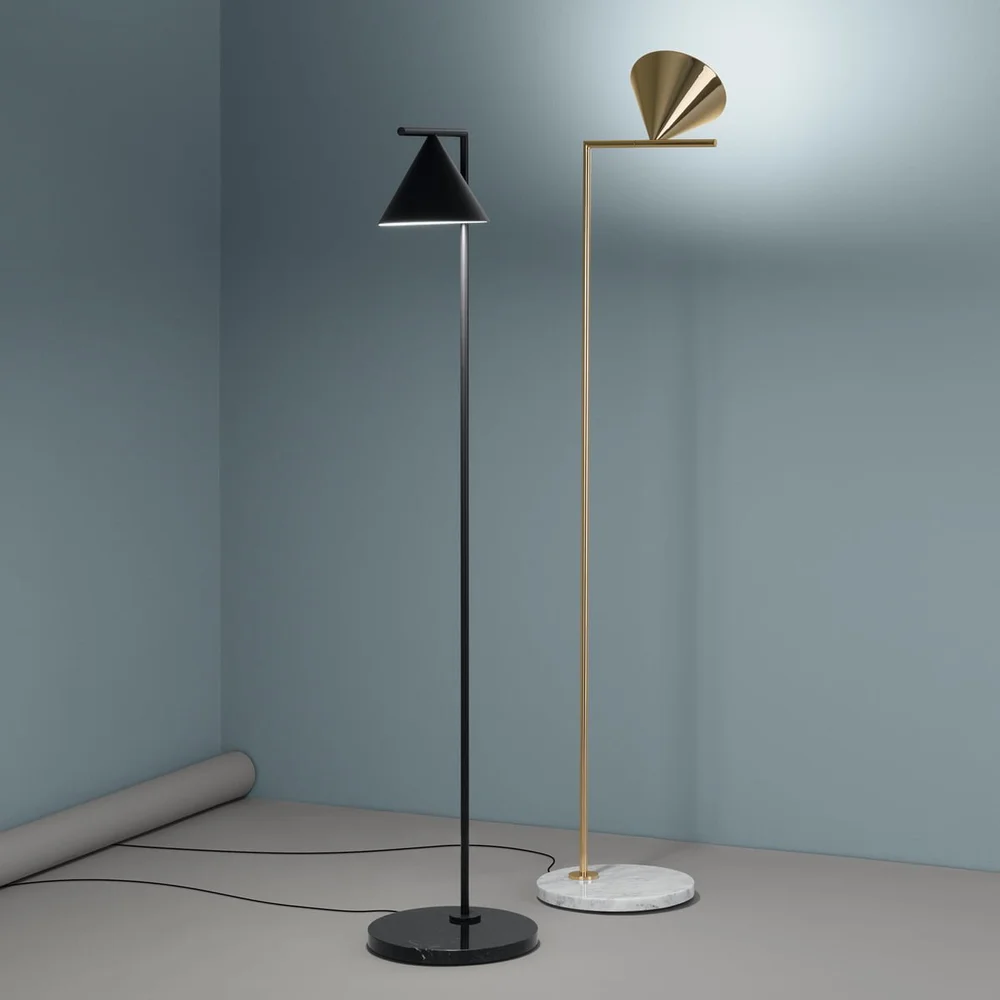 Flos-Captain-Flint-LED-Stehleuchte-schwarz-Messing-Situation-2-3498228915.jpg