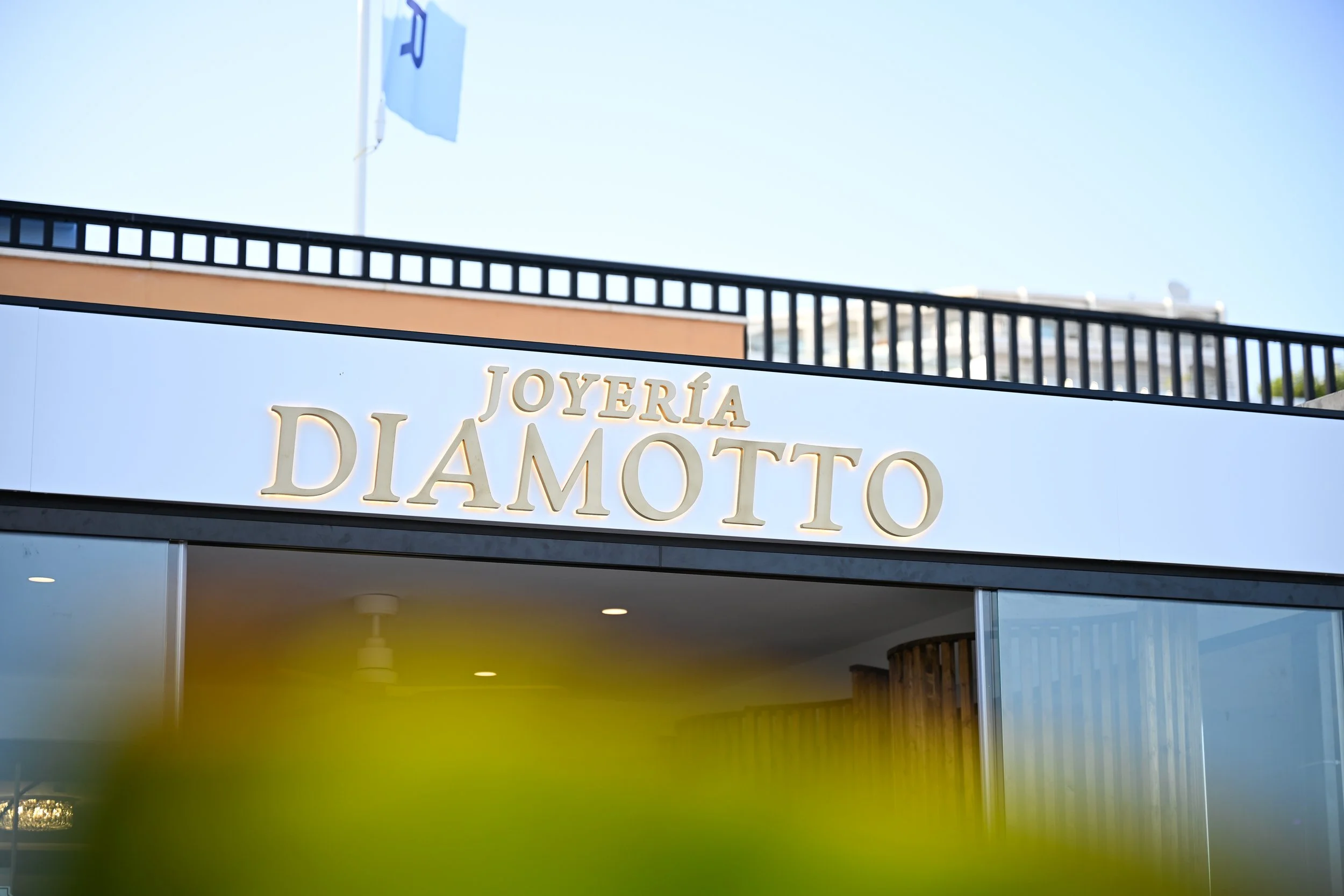 Storefront sign reading 'Joyería Diamotto' in puerto portals.