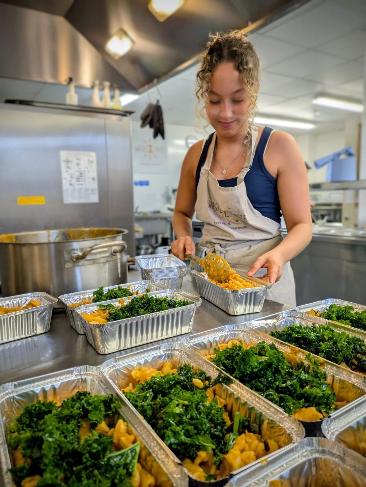 Today we'd love to say a bit thank you to Holly and Issy, who volunteered with us last week and helped us prepare this yummy pumpkin and kale pasta for one of our free meals batches.

These two amazing girls are studying nutrition at Brookes universi
