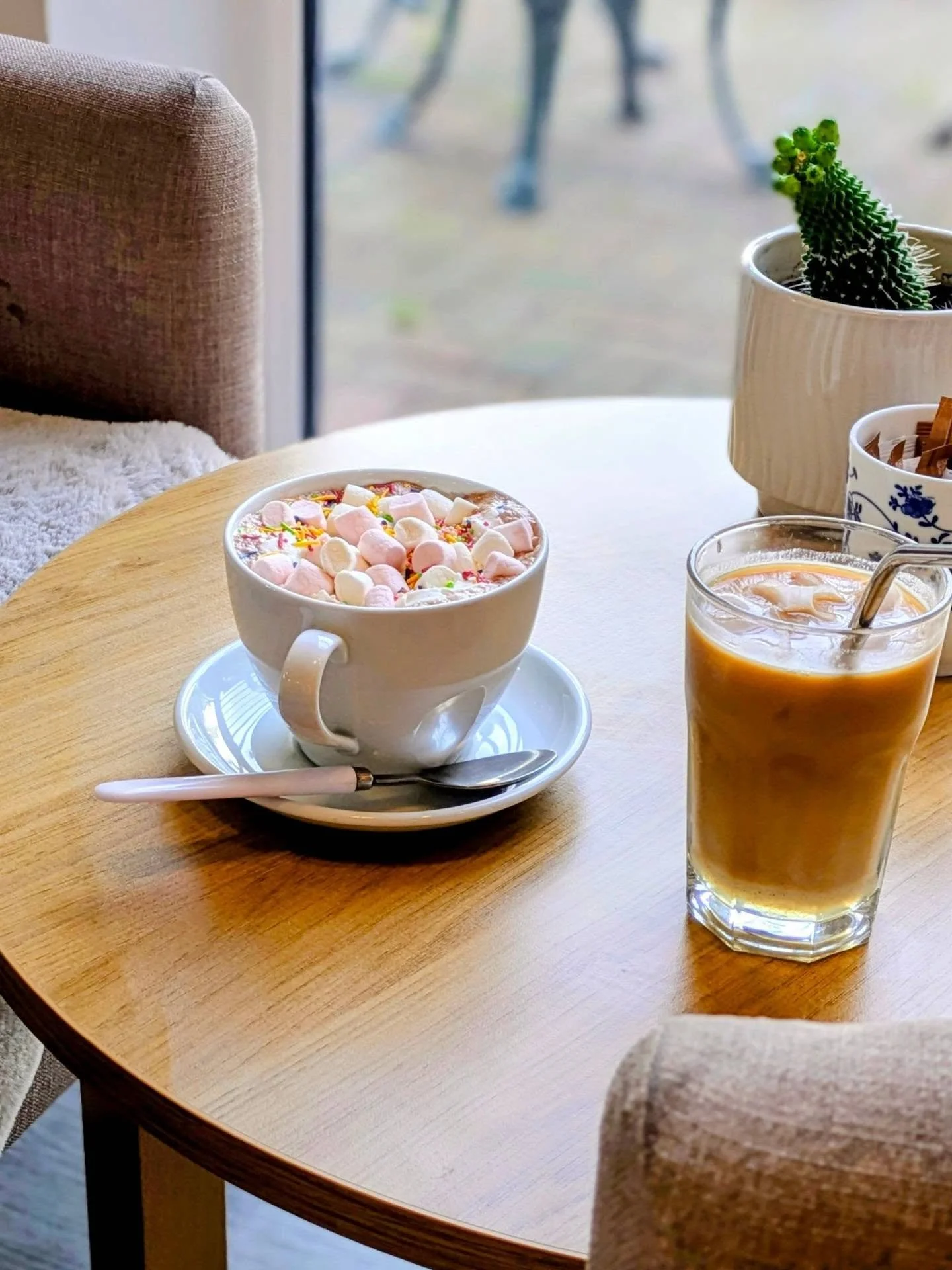 It's that weird in-between season, when in the morning there's a chill in the air but then at lunchtime it's almost summer weather 🍂🍃🌤️☀️🌦️

Some of our customers are still having iced coffees while others have already switched to hot chocolates!