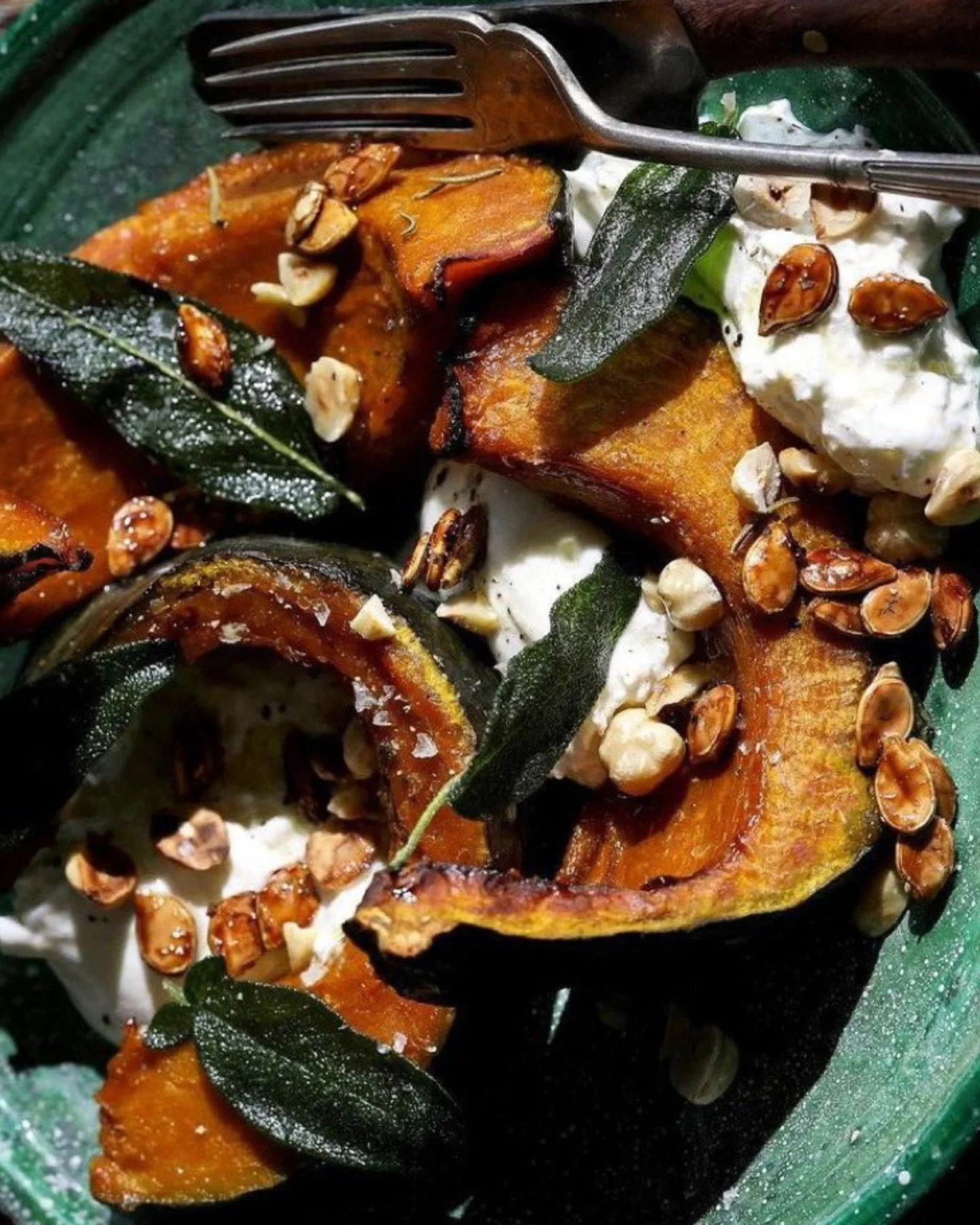 On repeat at the moment. 

Roasted pumpkin on ricotta with sage and hazelnuts. A recipe part of Volume One of my Non-recipe collection that you can download from the link in my bio 🧡

you are well:come 

#recipecollection #supperub #homecooking #sea