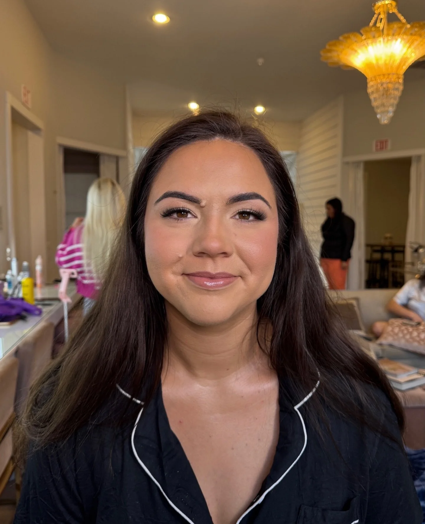 My bride Lexi got married this past Saturday and I can&rsquo;t get over how beautiful she looked! 🤍🤍 

Makeup and Tan: @goldentansandbeauty 
Hair: @xmadebymaddie 
Photography: @kyliestegerphotography 
Venue: @tinrooffarmsvenue 

#spraytan #weddingm