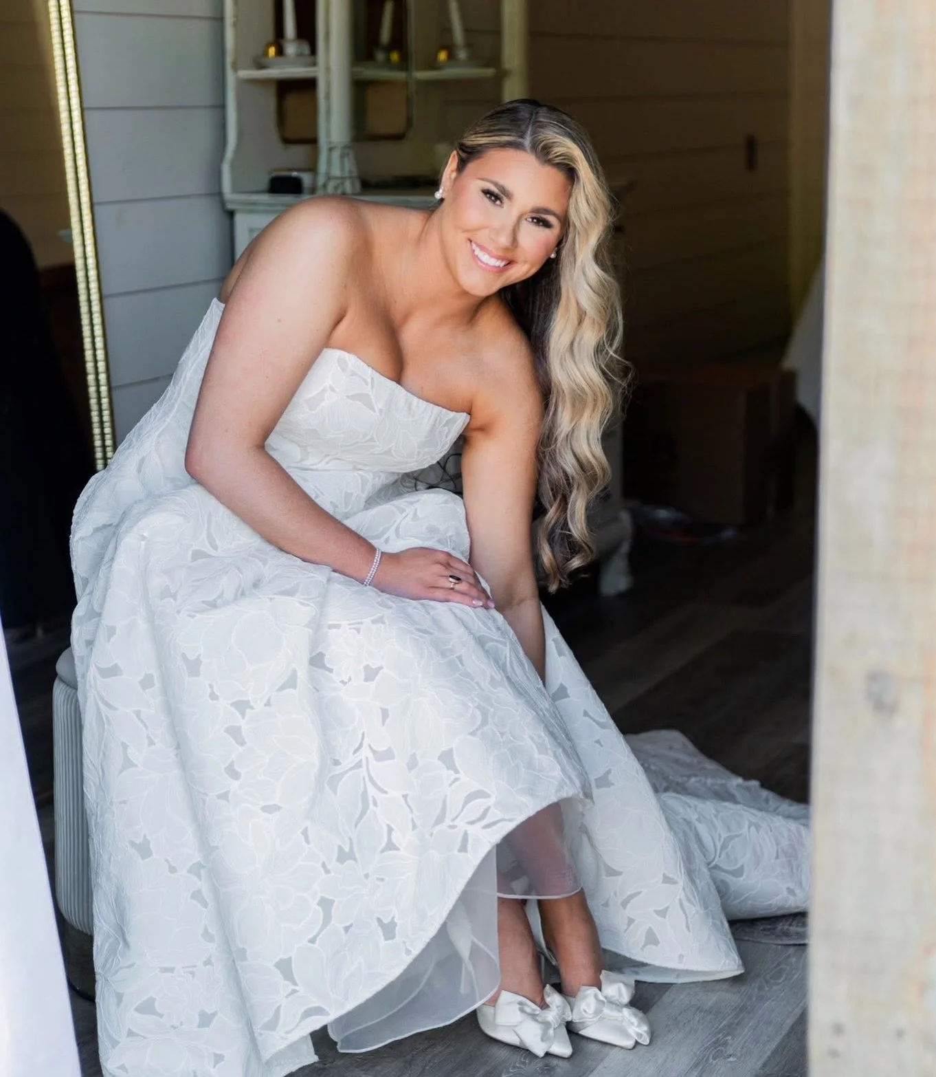 The most beautiful day for someone so special to me! 

Makeup for the bride: @goldentansandbeauty 
Makeup for the bridal party: @chan.muxh &amp; @goldentansandbeauty ✨ The dream team 
Hair: @gracelucille.co 
Venue: @thebarnsatgunnstewartfarm 

#spray