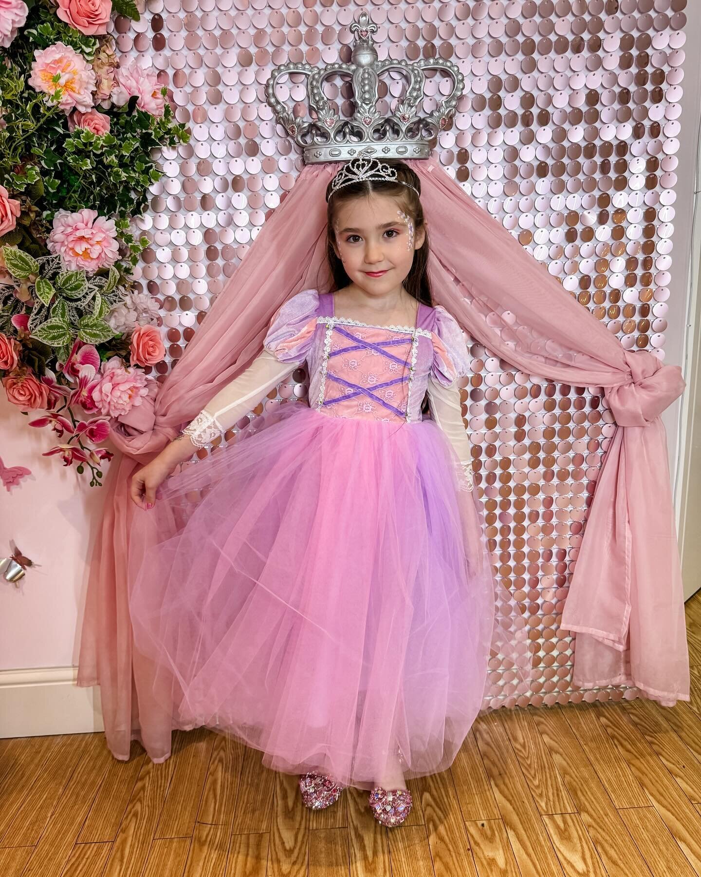 Thank you so much to gorgeous Izzy who came in at the weekend to help us test out our gold princess makeover package 💝 
#princessmakeover #princesspamper #princessboutique #princessspa