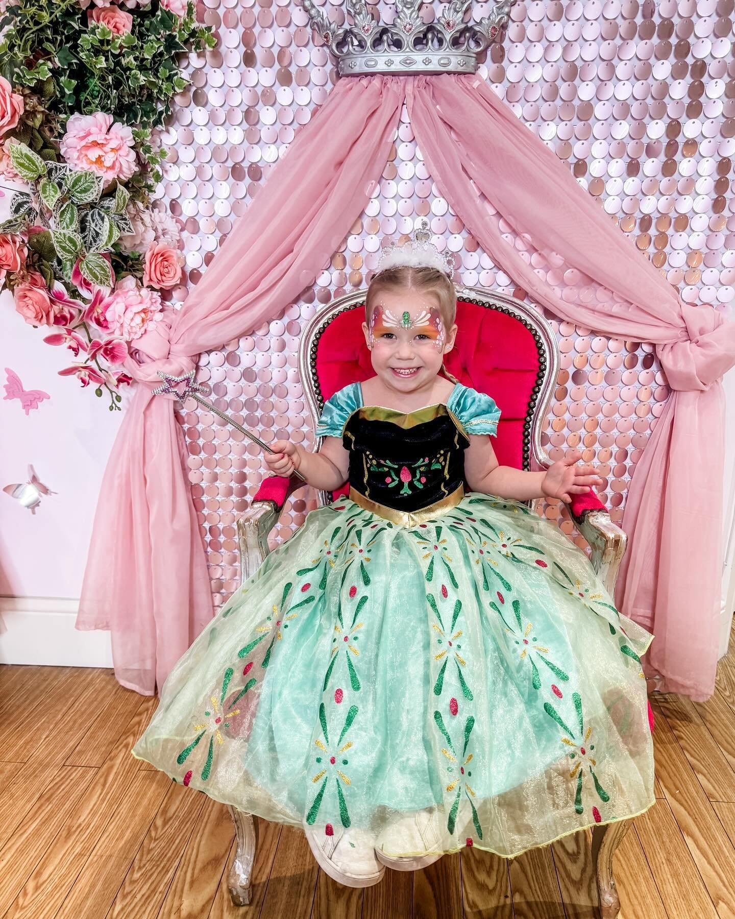 Today&rsquo;s delightful little princess makeover, such a cutie, makes me love my job even more! 💞👑 

#princessmakeover #princesspamper #childrensmakeover #childrensspa #princessexperience #princessboutique #bibitybobityboo