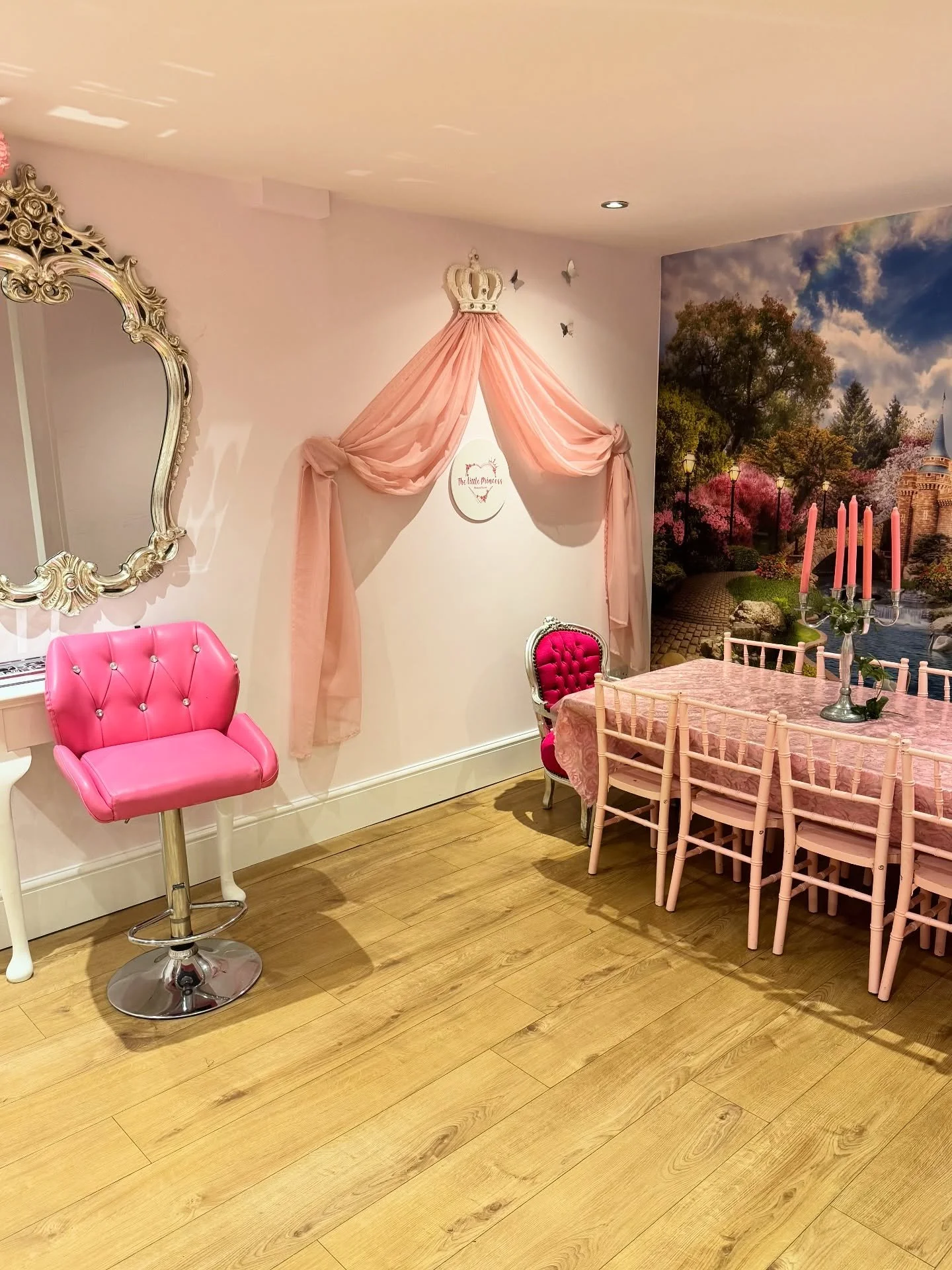 ππ Free Open Days UPDATE ππ
Thank you to everyone who has booked to come and see us during our free open days next week. We were fully booked within 24 hours! If you missed out, you can still come along and meet a Princess and get a glitter tatto