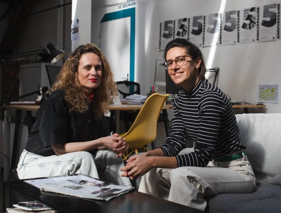 Louise et Clémence, fondatrices de Lookoom, assises sur un canapé dans un espace de travail.
