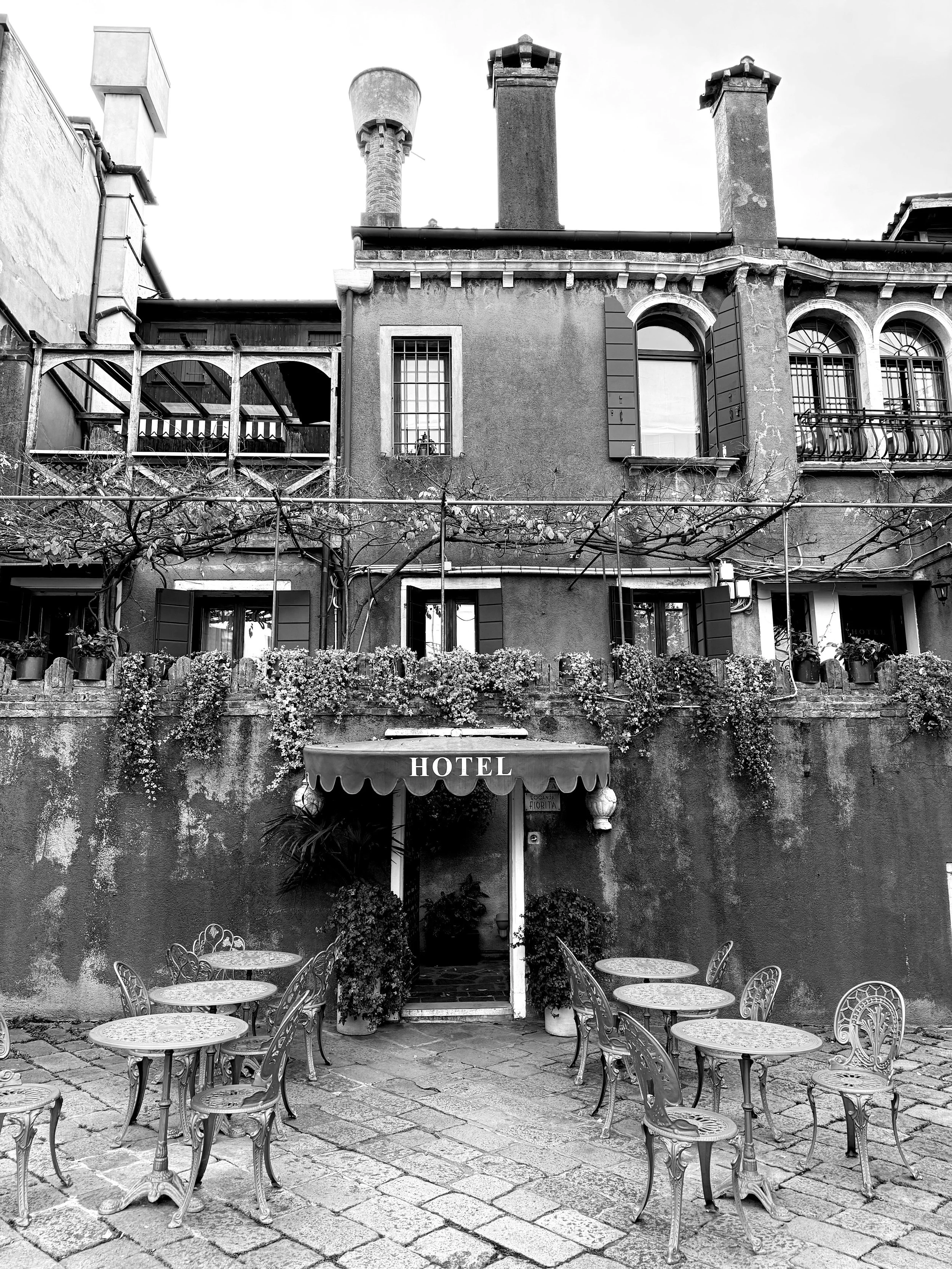 Hôtellerie et réseaux sociaux : pourquoi faire appel à un freelance est un choix stratégique