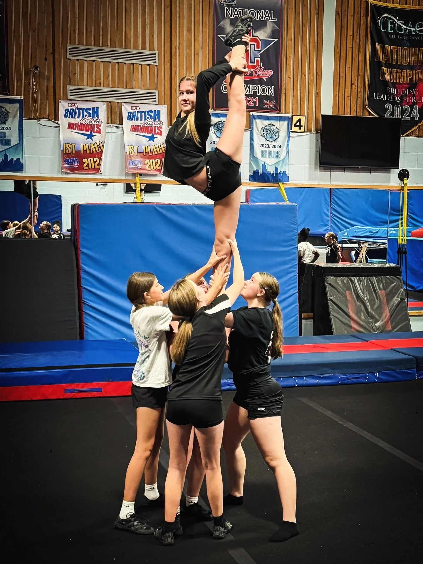 Stretchy Saturday!
Check out this lovely spike!
💙💙💙
#BracknellCheer #PlatinumArtemis #PlatinumFamily #ArtemisFamily #BerkshireCheer #Flexibility #CheerStretches #BowAndArrow