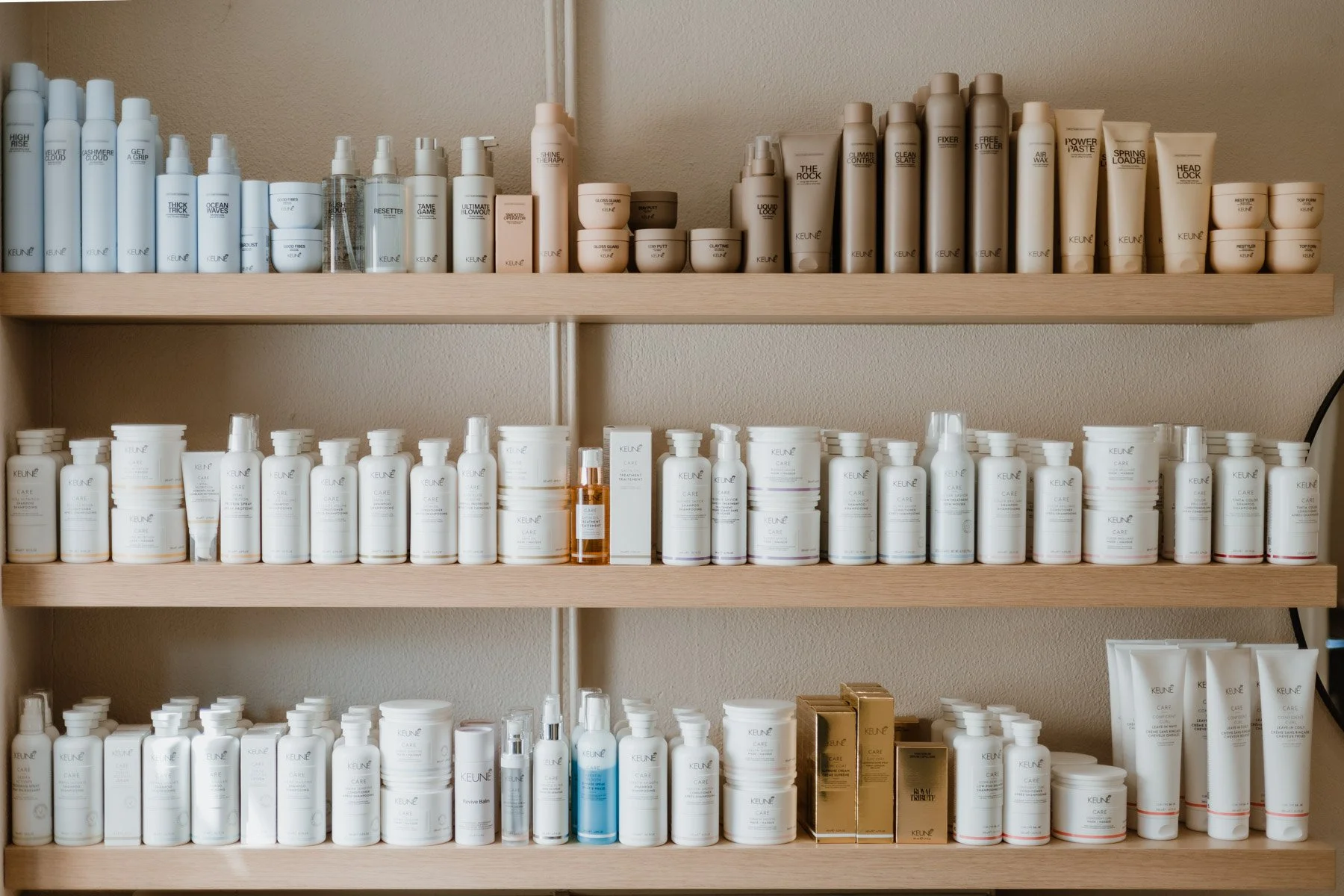 We zijn helemaal verliefd op onze nieuwe productwand. Al onze favoriete Keune producten, helemaal weer aangevuld. 

Deze producten gebruiken we tijdens je behandeling &eacute;n je kan ze ook meenemen naar huis, voor een professionele verzorging in je