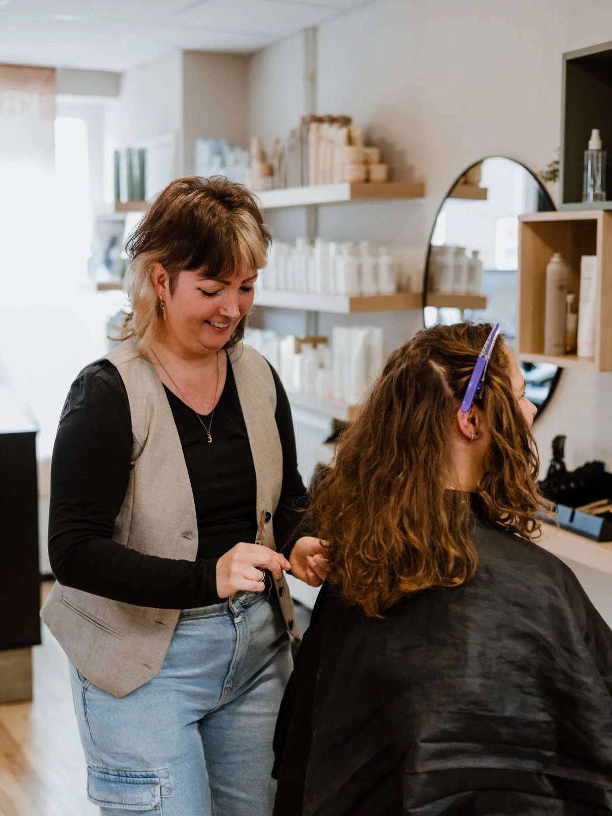 Dit was ons 2️⃣0️⃣2️⃣5️⃣✨Een gezellig jaar in en om de salon! 🧡

Januari:
Keune event in soest
Ria komt ons team versterken 🥳

April:
Fotoshoot 📸&nbsp;
Cursus hoofdhuidproblemen 💆🏼&zwj;♀️

Mei:
Cursus opsteken 🪮 
Cursus make-up samenwerking met