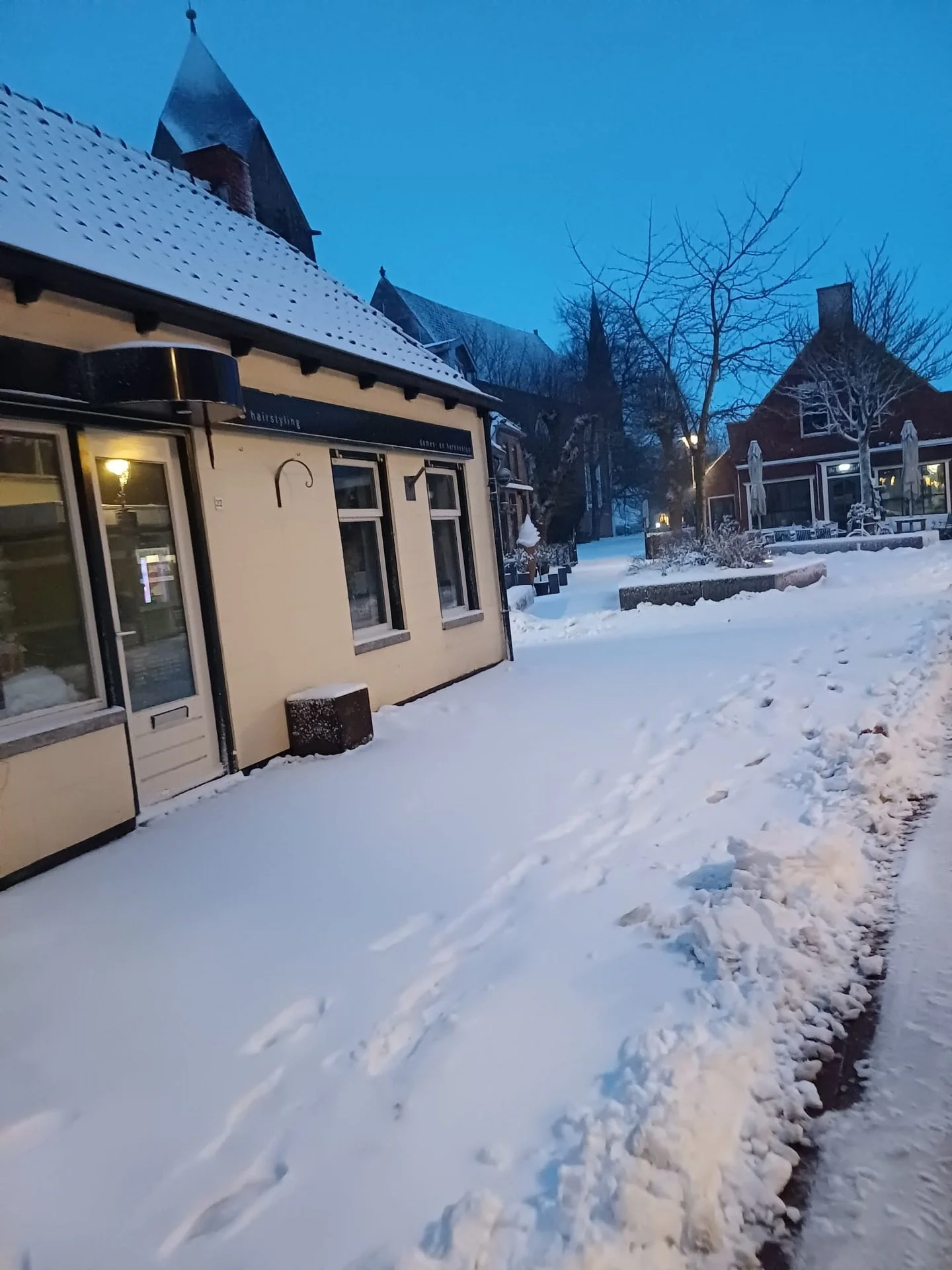 Inmiddels is alle sneeuw bijna verdwenen. Maar wat was het toch een mooi gezicht de afgelopen week bij ons in de Grotestraat. ☃️❄️🤍📸