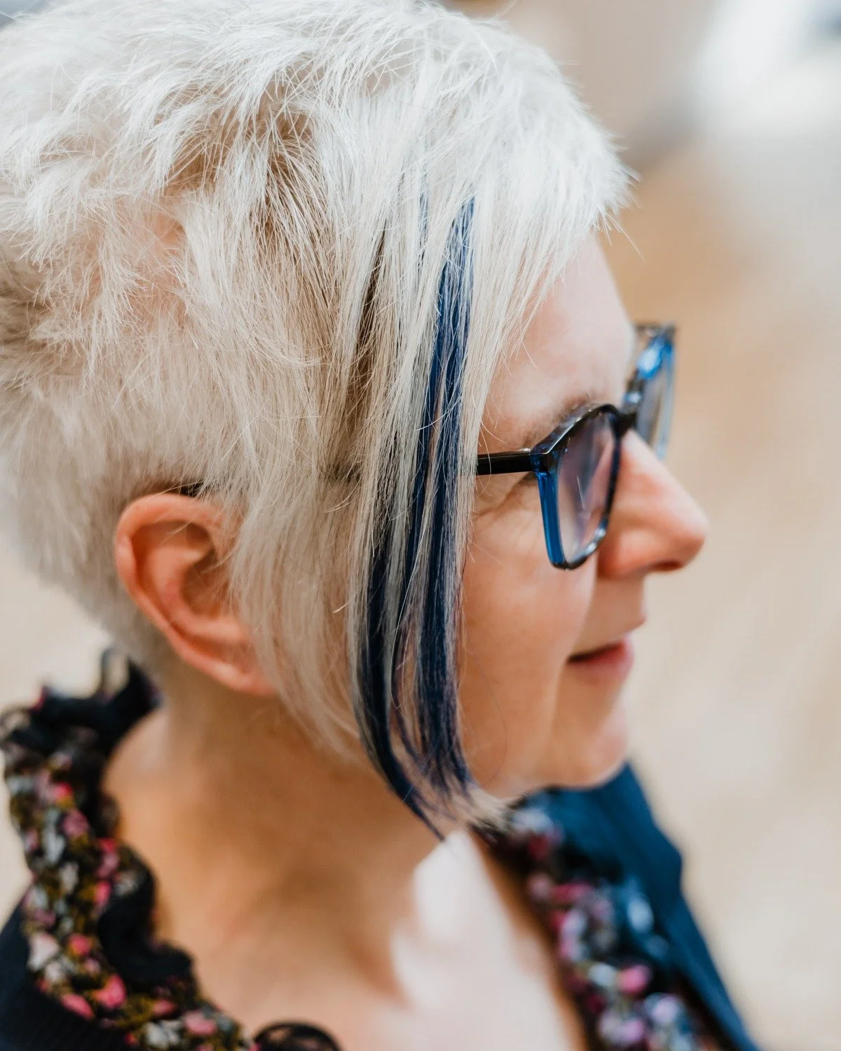 Extensions zijn niet alleen voor het verlengen van je haar of het geven van meer volume. We passen ze ook als styling element toe! Zoals bij deze klant. Een blauwe lok, zonder dat haar haar echt geverfd hoeft te worden. Geen uitgroei, meer volume en 