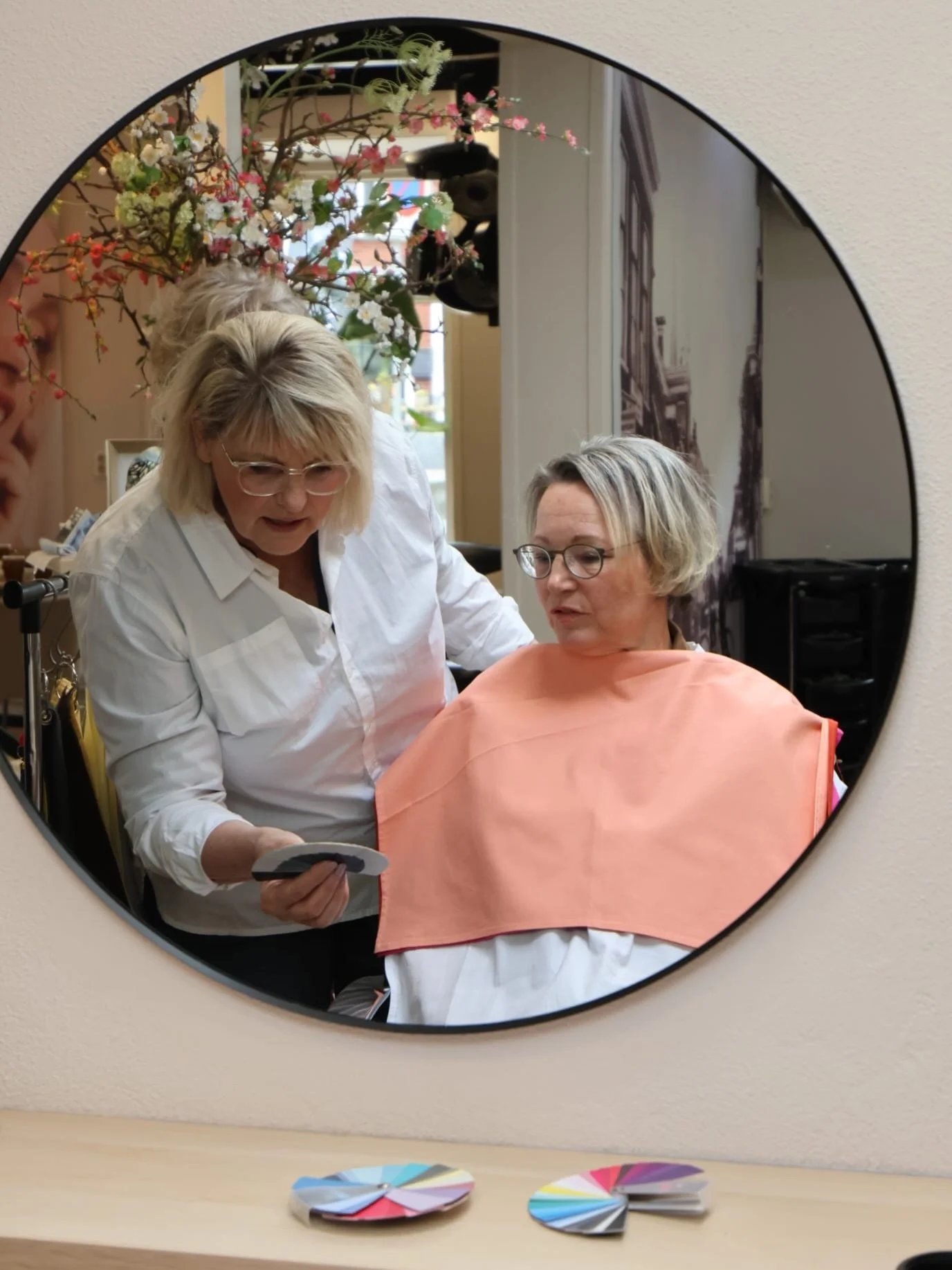 ✨Beauty ochtend✨ We hadden afgelopen zaterdag onze eerste beautyochtend georganiseerd! Een inspirerende en ontspannende ochtend in onze salon, helemaal in het teken van jou. 

Met een persoonlijk kleuradvies waar iedereen kon ontdekken of ze een 🍁he