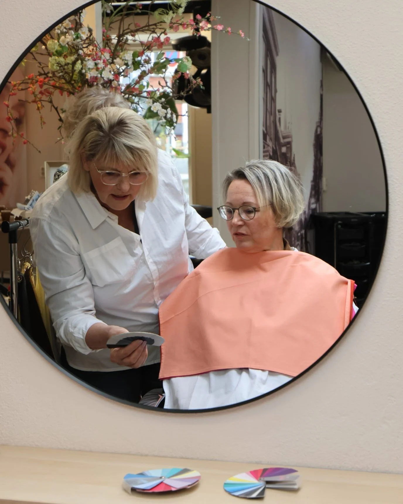 ✨Kleuranalyse van Marleen!✨ Nieuw: iedere vrijdag bij ons in de salon in Bedum!

Iedere vrijdagmiddag staat Marleen bij ons in de salon om persoonlijke kleuranalyses af te nemen!

Ben je een lente-, zomer-, herfst-, winter of een combinatie van twee 