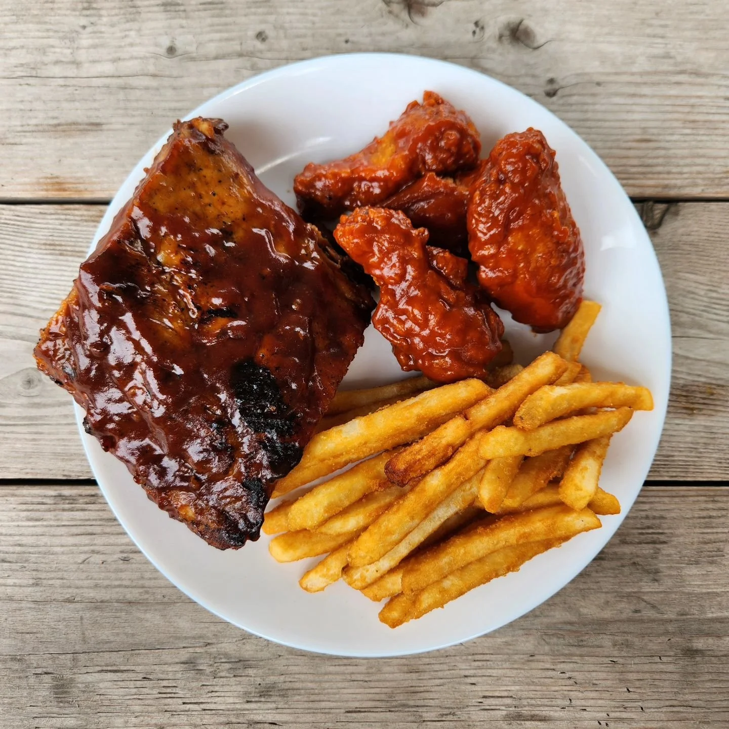 Weekend Ribs and Wings Combo = $15

Housemade Ribs 
Housemade Wings
Housemade BBQ Sauce

#ribs #bbqribs #ribsandwings #porkribs #beefribs #babybackribs #ribsbbq #chickenwings #chickenwingslover #chickenwings🍗 #mississaugafood #mississaugarestaurant 