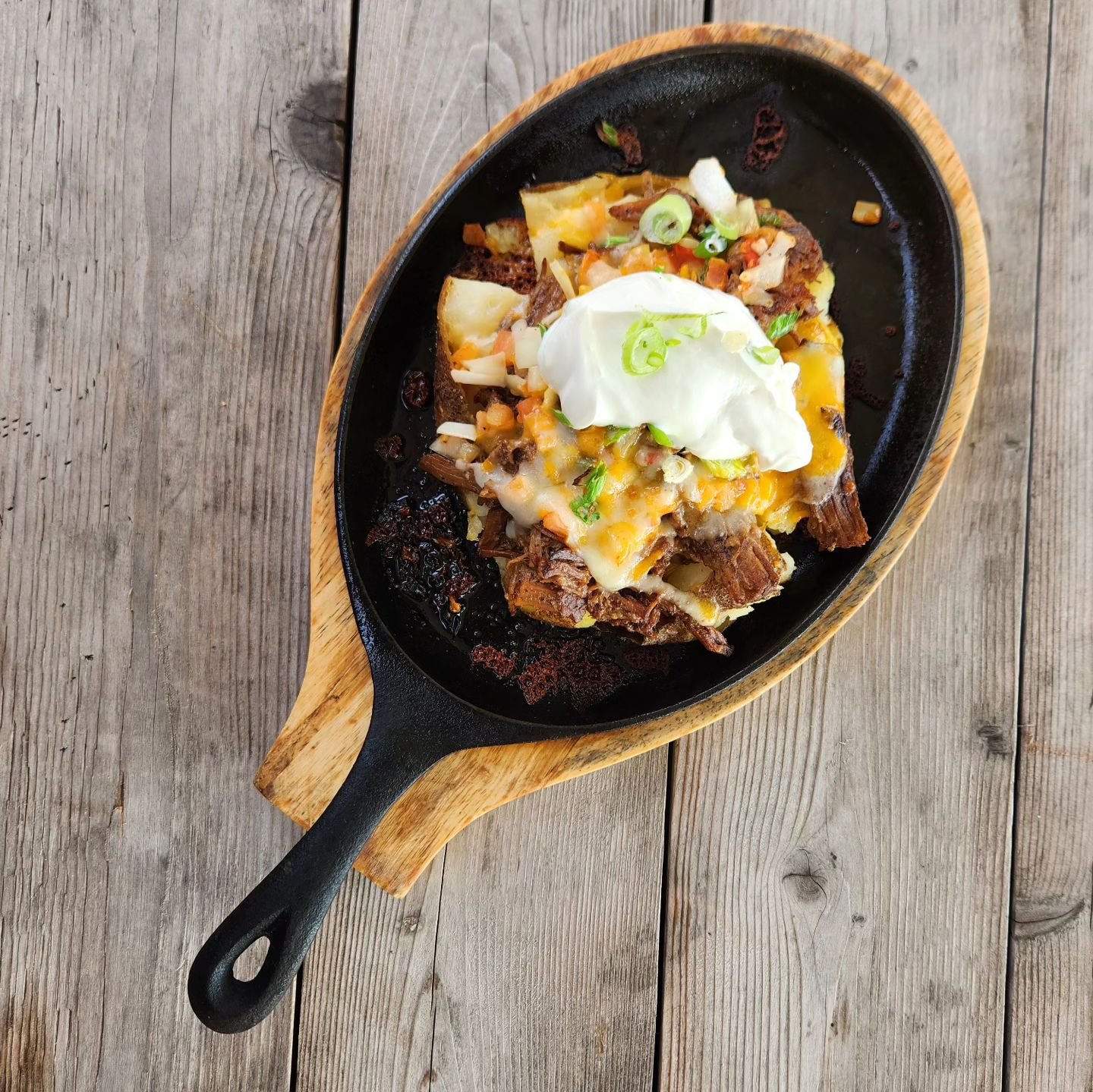 LONGHORN  POTATO
Crisp smashed baked potato, topped with 6oz Beef Brisket, Pico de Gallo, Cheese &amp; Scallions - Baked and then topped with sour cream, served on hot plate

#mississaugafood #mississaugarestaurant #Mississauga #mississaugaeats #miss