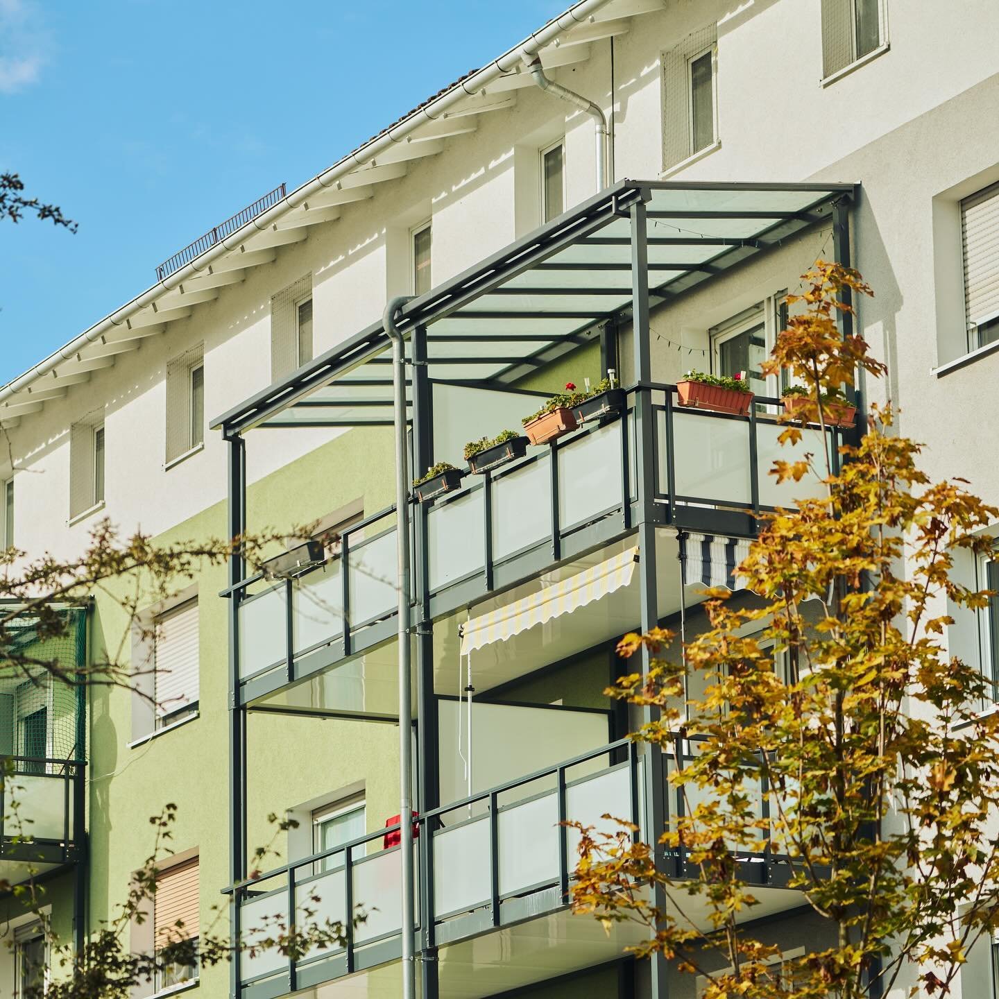 Fernbaustelle: Ludwigshafen &ndash; Ma&szlig;arbeit f&uuml;r Vonovia

F&uuml;r Vonovia haben wir in Ludwigshafen am Rhein eine Komplettl&ouml;sung realisiert, die alle Anforderungen in den Bereichen Metallbau und Design erf&uuml;llt.

🔹 Stahlfenster