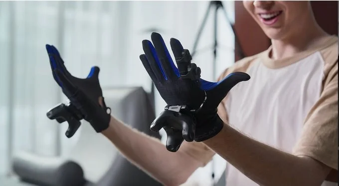 UDCAP: Silk-Like VR Gloves for Enhanced SteamVR Immersion