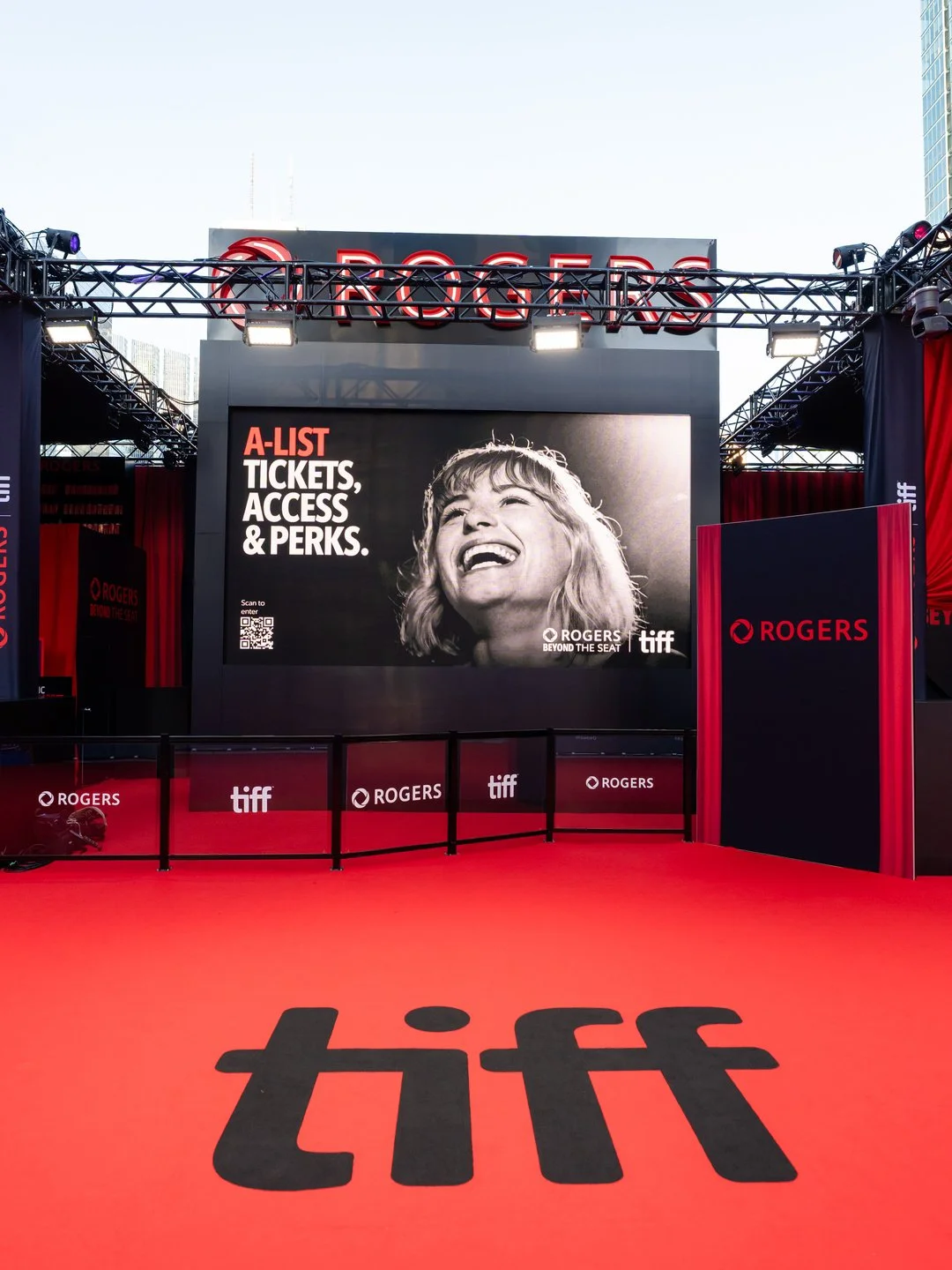 Red carpet, red curtains, unmistakable Rogers branding. This frame from Rogers TIFF 2026 brings the full event setting into one photograph.

#uptownmedia #TIFF #EventPhotography #BrandActivation