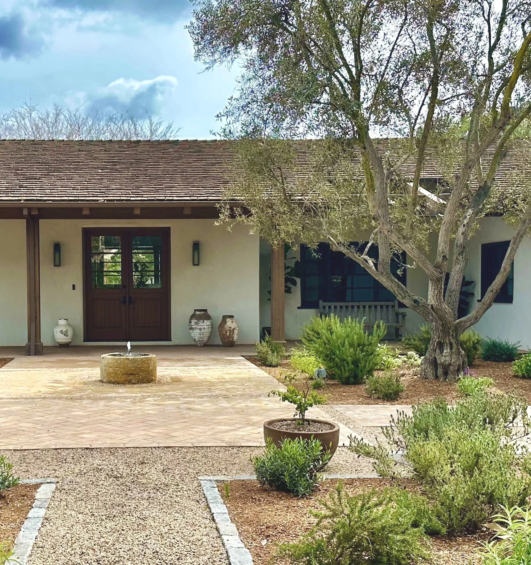 California farm style invites nature, softness, and beautiful details. 