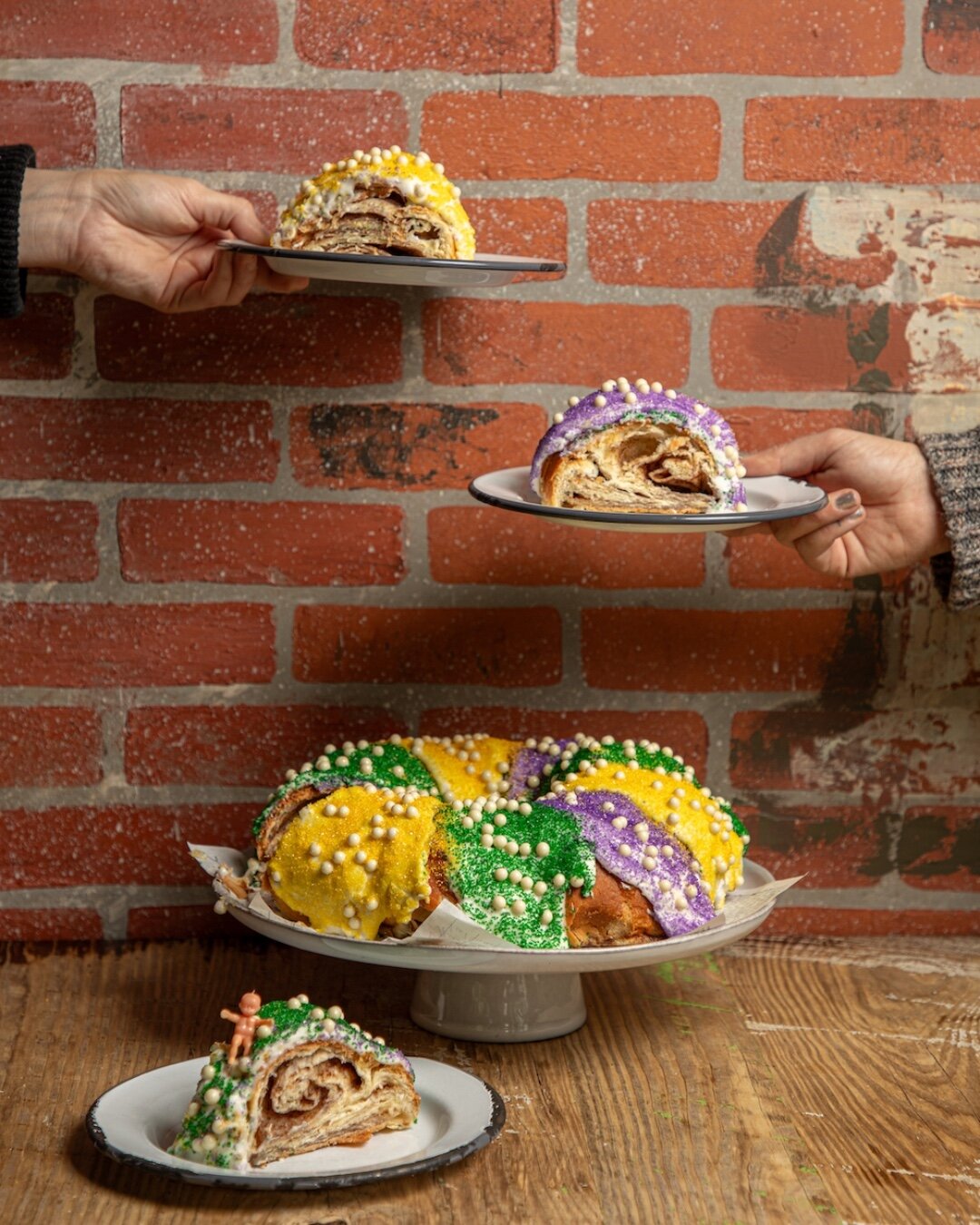 Please don&rsquo;t say King Cake season is almost over💔 We&rsquo;re going to savor every slice until February 13th! 
Click the link in our bio to place an order for one of our Caramel Crunch King Cakes!
