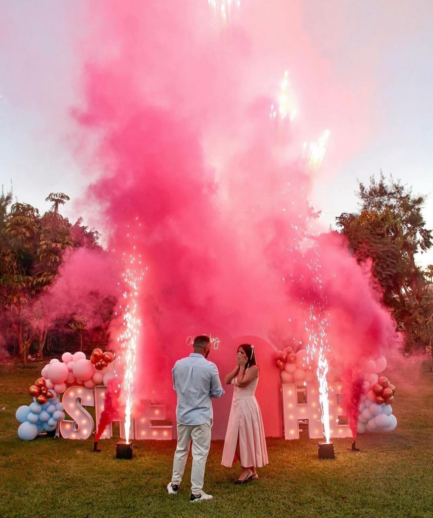 cold sparklers + extinguishers + smoke bombs = the perfect reveal 🎀🩷💖💕💞💓💗