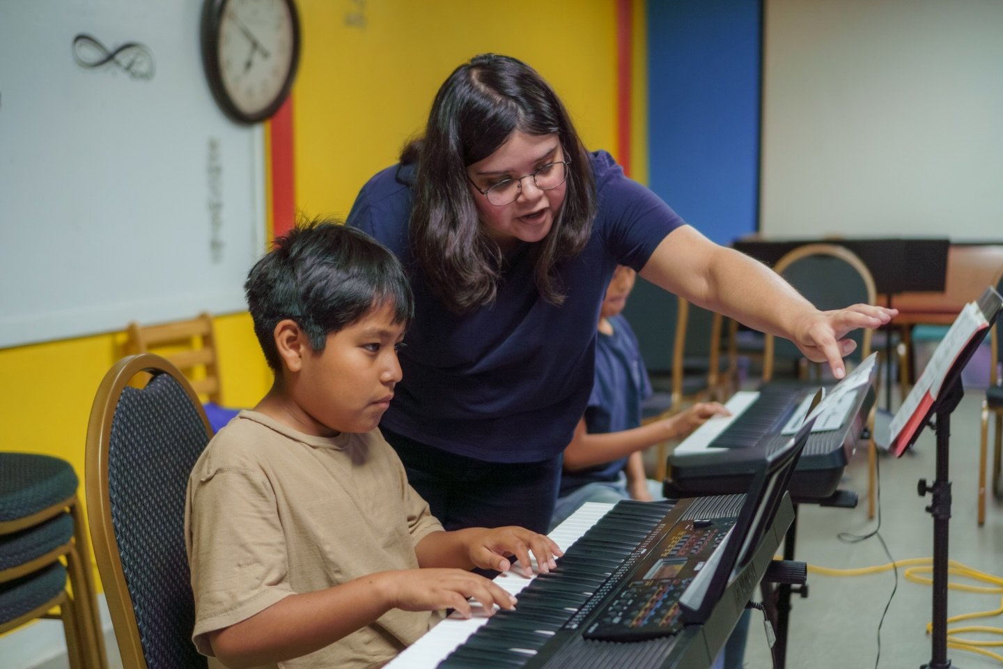 A look inside a piano class with our teaching artist Diana 🎹Watching our young artists learn and express themselves through music is what ACAM is all about. 💛🎶

📸: @avilesdir 
~~~~~~~~~~~~~~~~~~~~~~~~~~~~~~~~~~~~~
Un vistazo a una clase de piano 